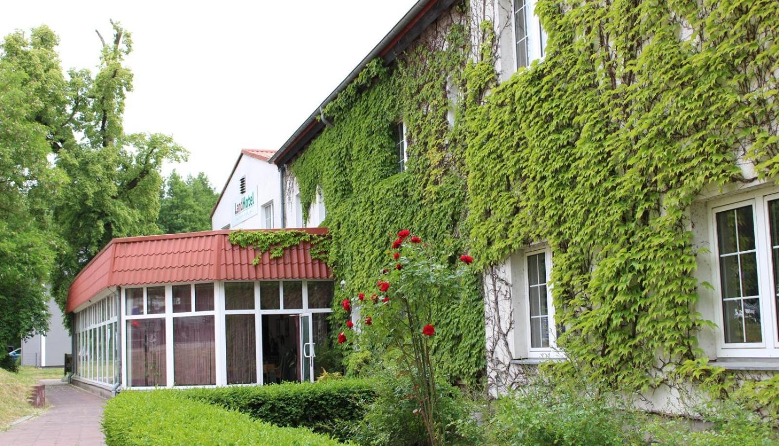 LandHotel Altlandsberg Exterior photo